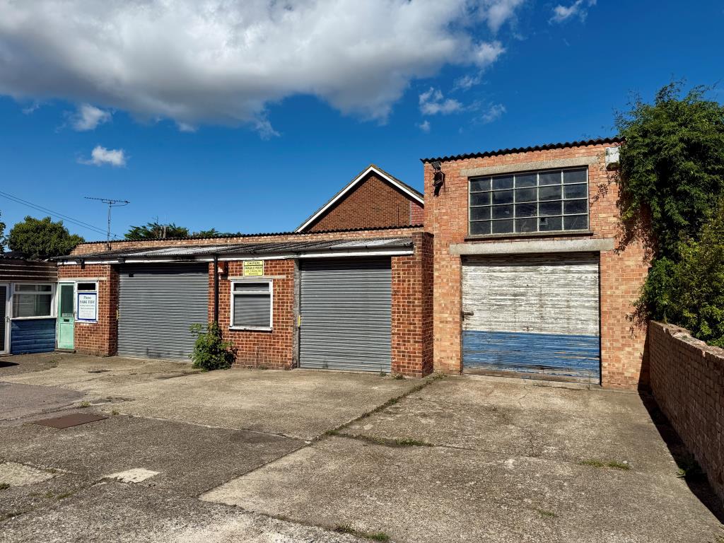 Lot: 15 - COMMERCIAL SITE WITH LAPSED PLANNING FOR RESIDENTIAL DEVELOPMENT - Workshops to rear